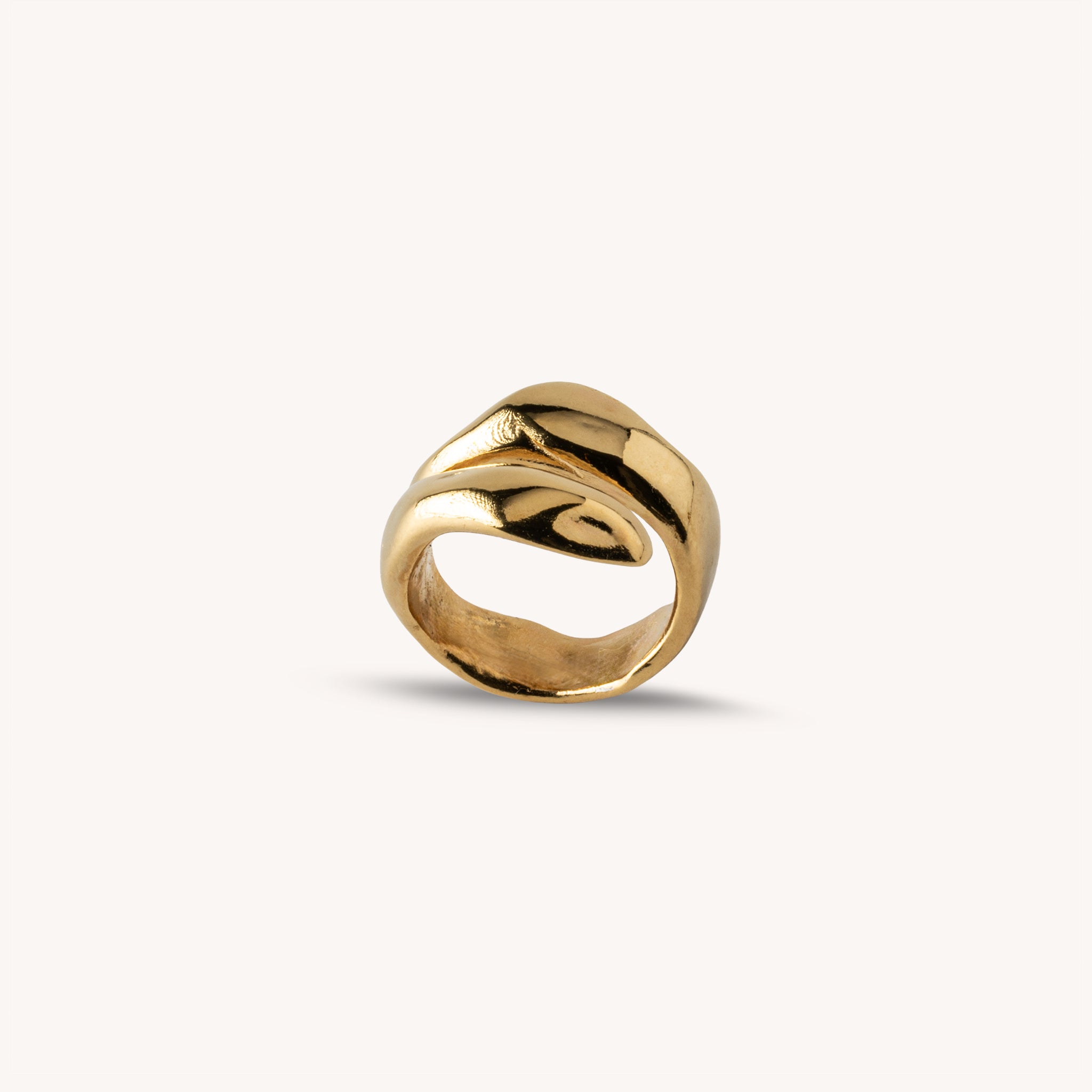 bague-leonie-plaquee-or-14k-sculptee-a-la-main-bijou-moderne-fait-main-au-canada