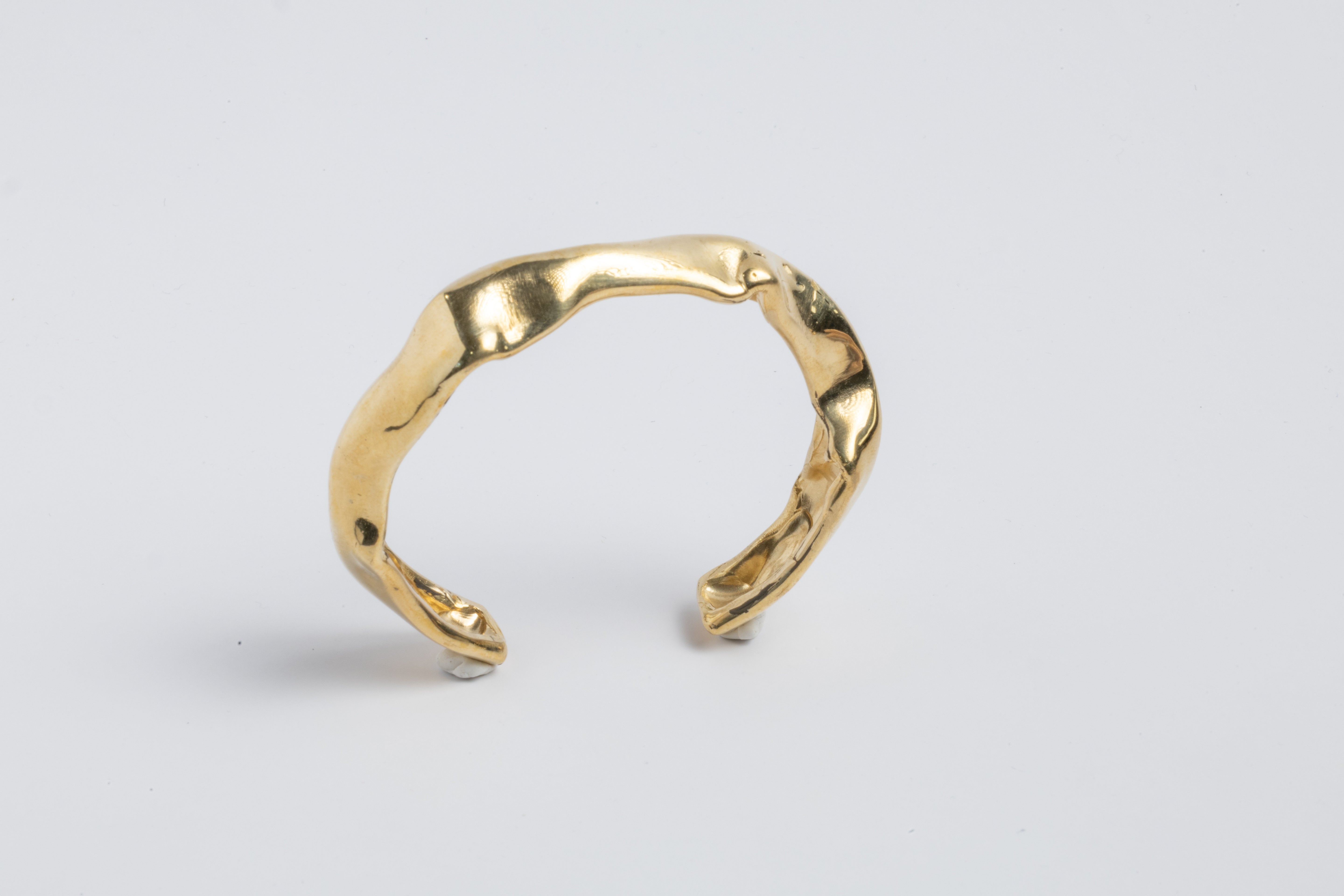 Bracelet Lina — Manchette Plaqué Or 14k avec Perle d’Eau Douce
