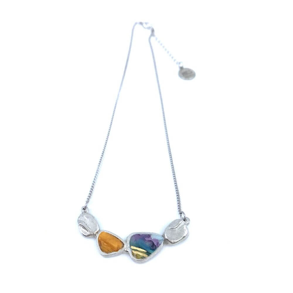P218-Pendentif galet de rivière violet et or