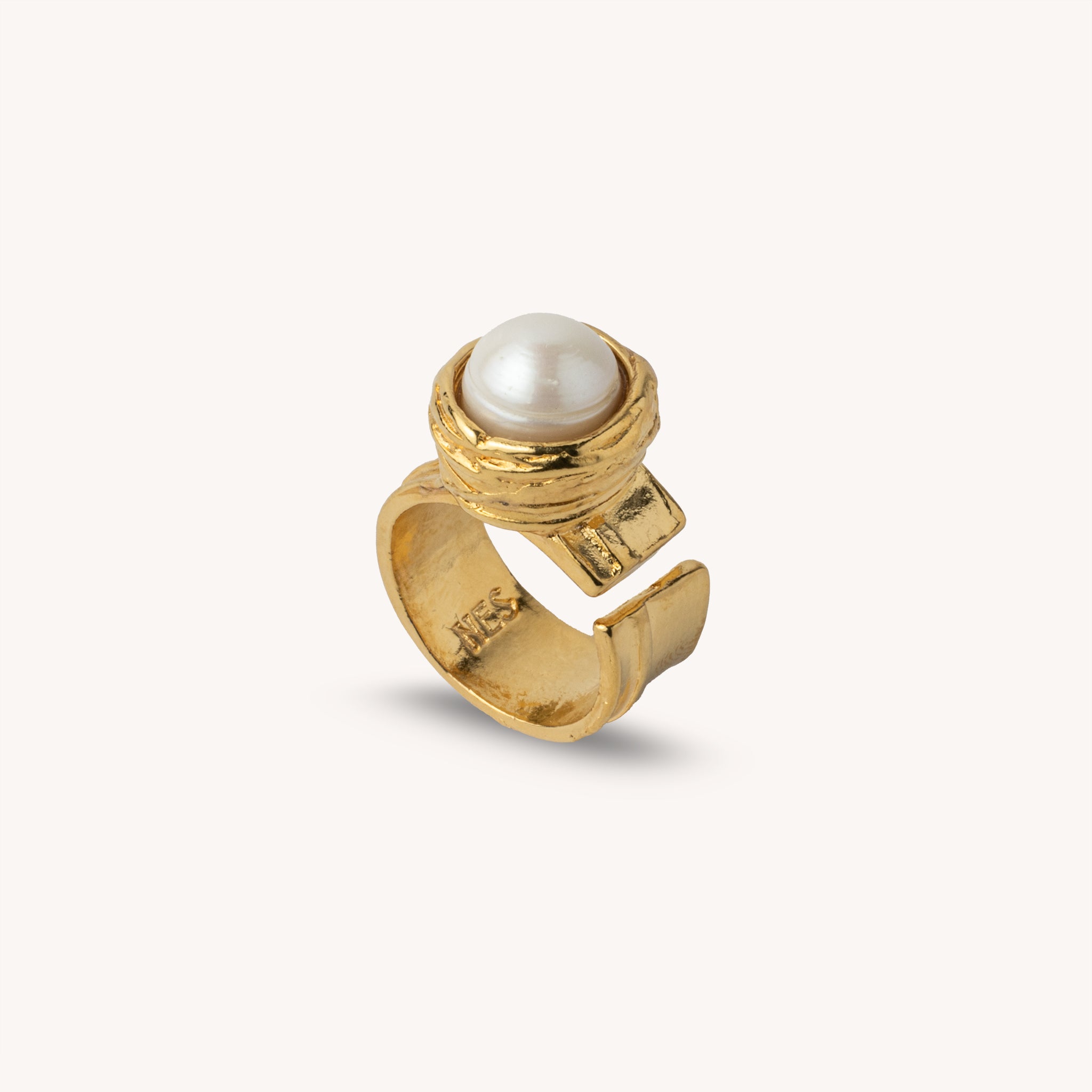 bague-cocktail-plaquee-or-14k-perle-blanche-sculptee-a-la-main-fait-main-canada-1