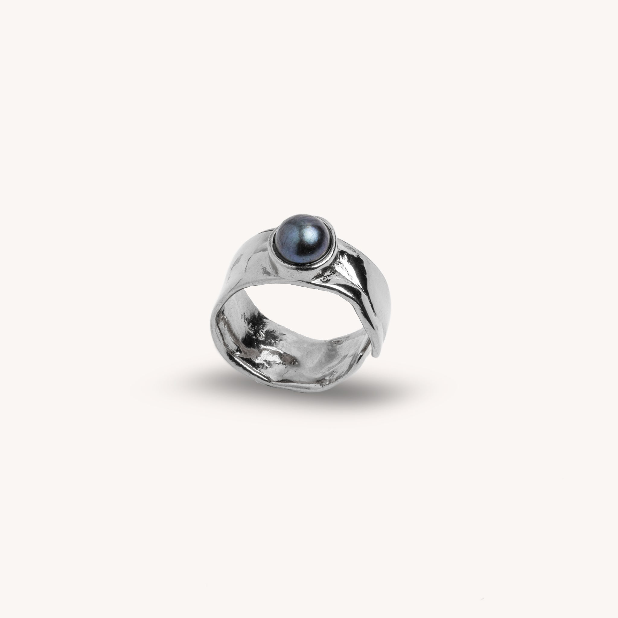 Bague Iris plaquée argent avec perle noire – Bague sculpturale ajustable