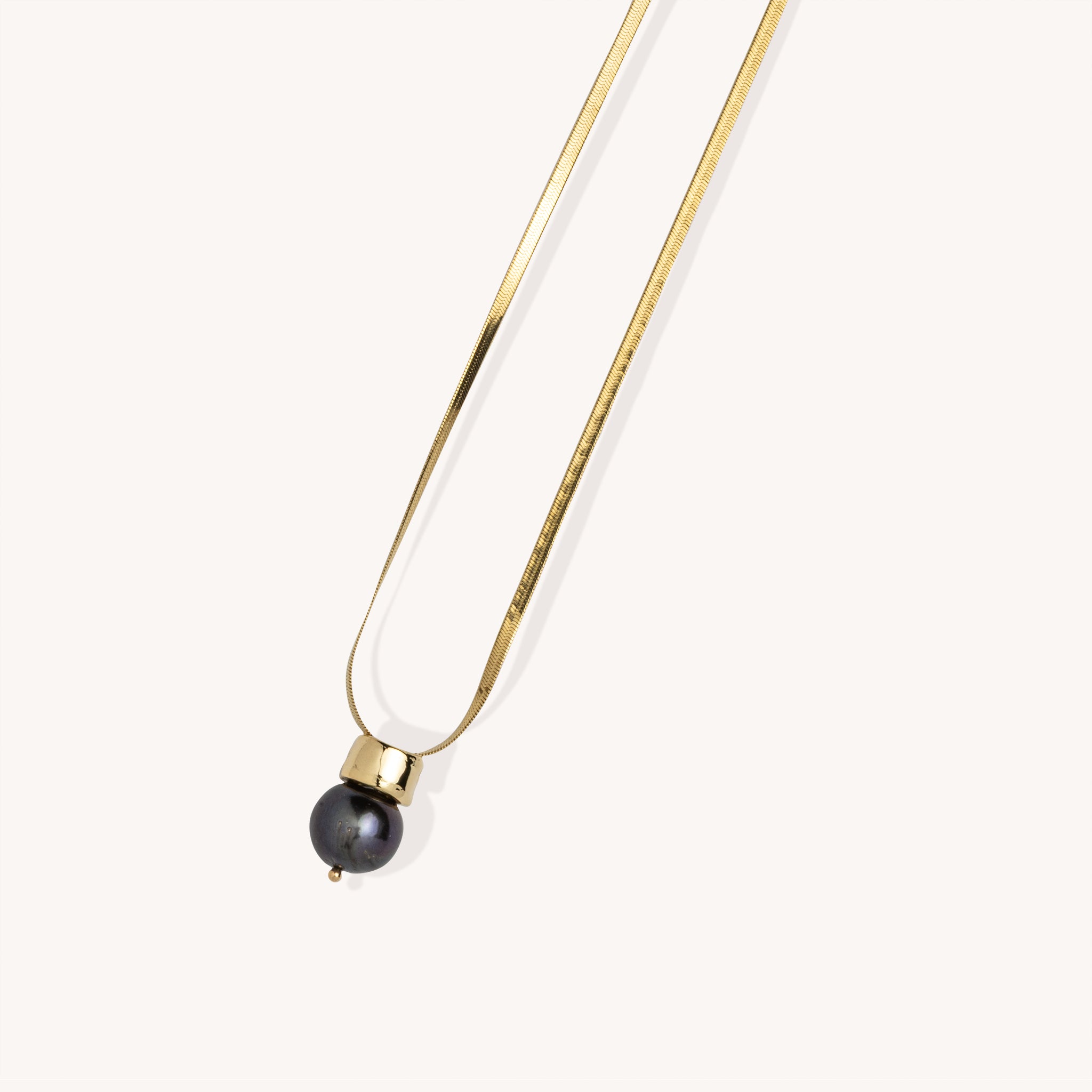 Mini Simone pendant with black pearl, 14K gold plated – Modern pearl necklace