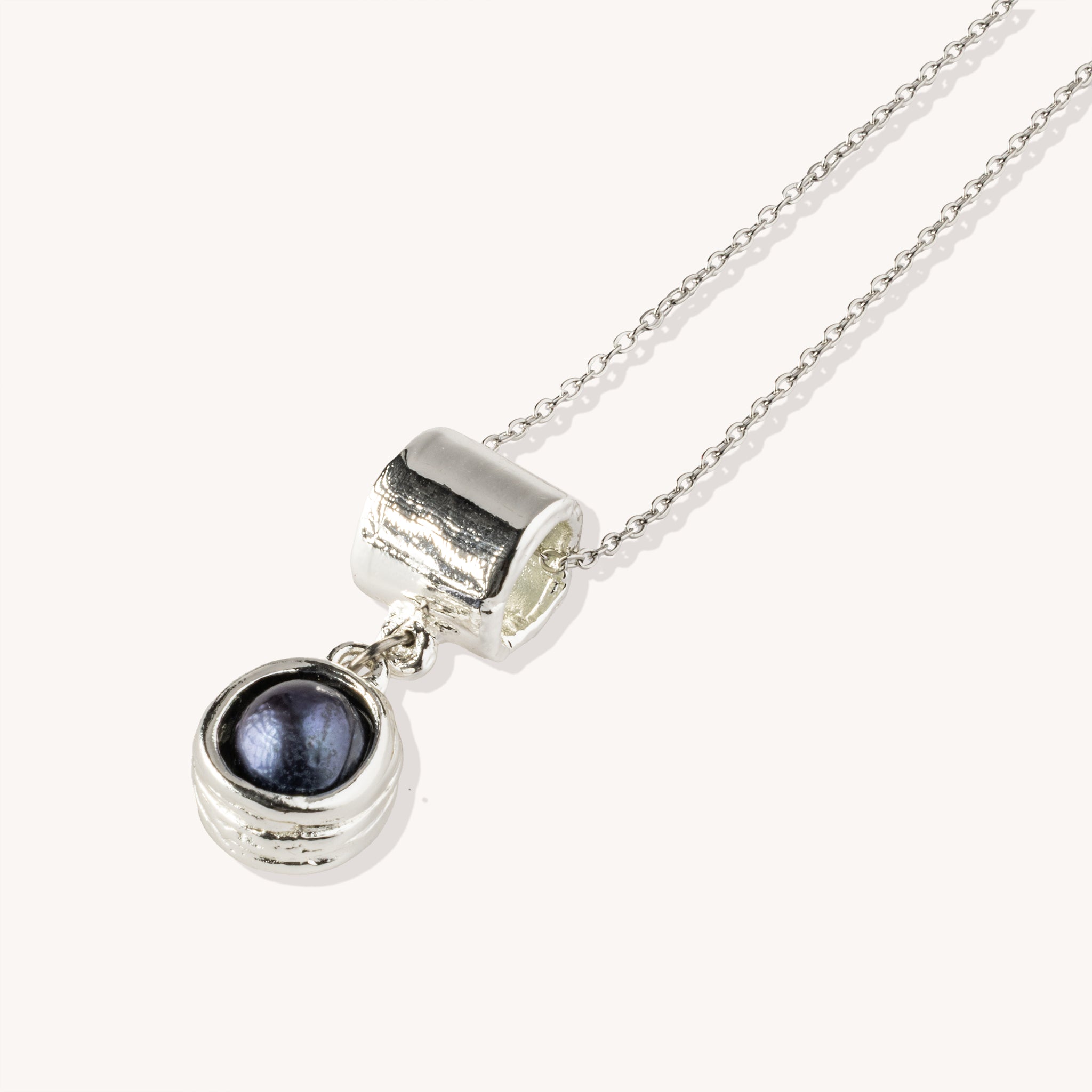 Simone pendant with black pearl and silver plating – Modern pearl necklace