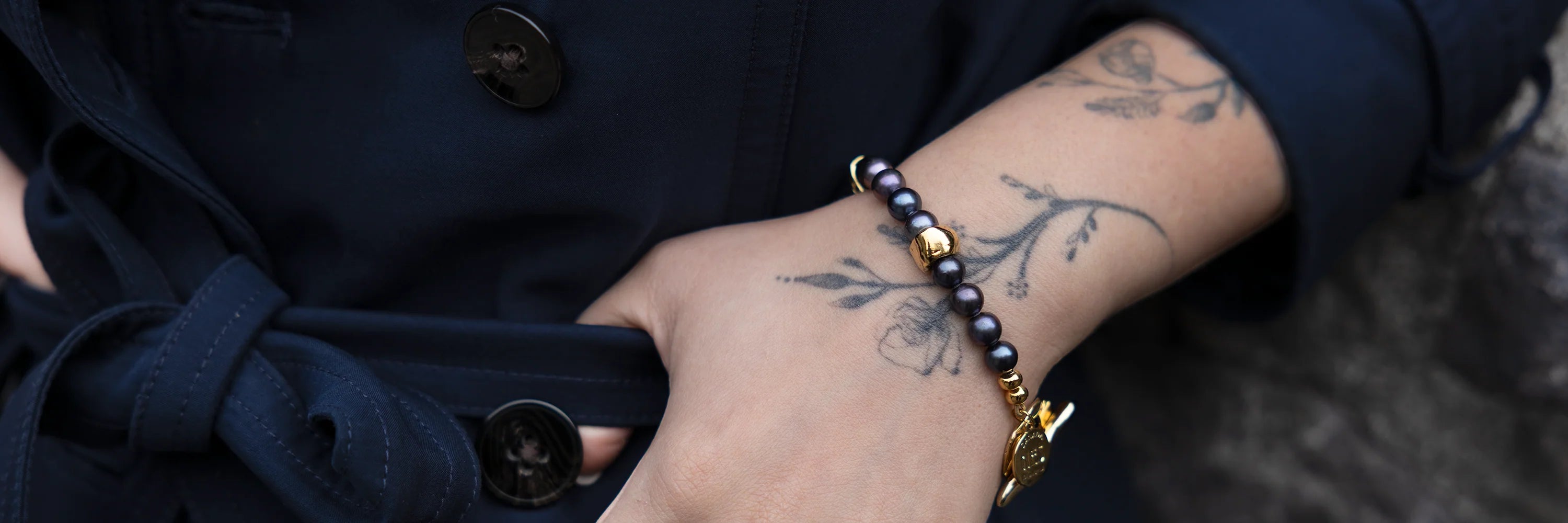 bracelet-perles-noires-et-pieces-plaquees-or