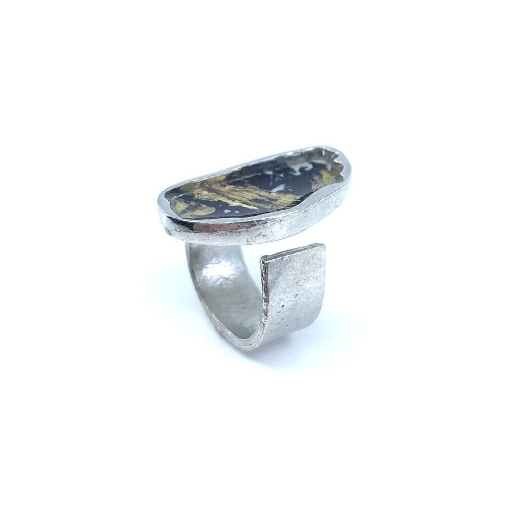 Bague galet de rivière noir et or