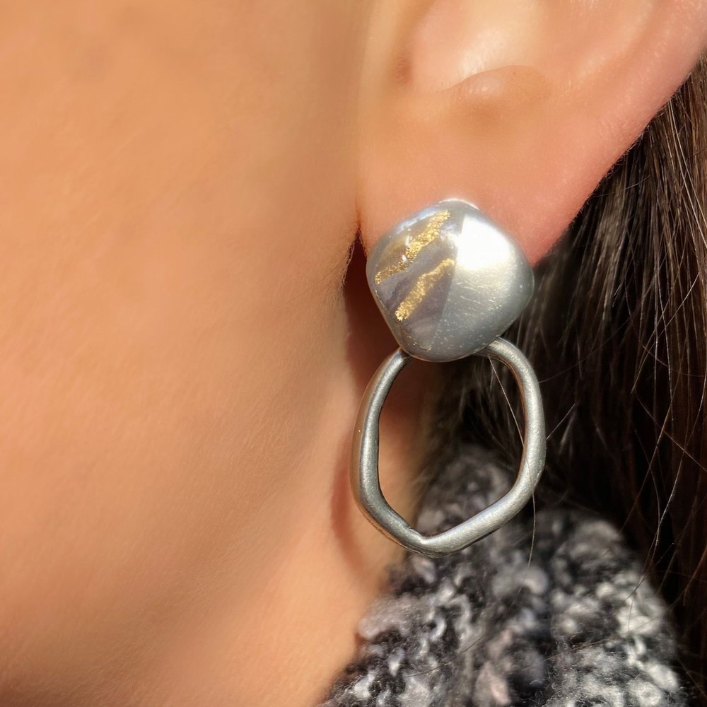 Boucles d'oreilles Méli noir et or - à porter de 2 façons