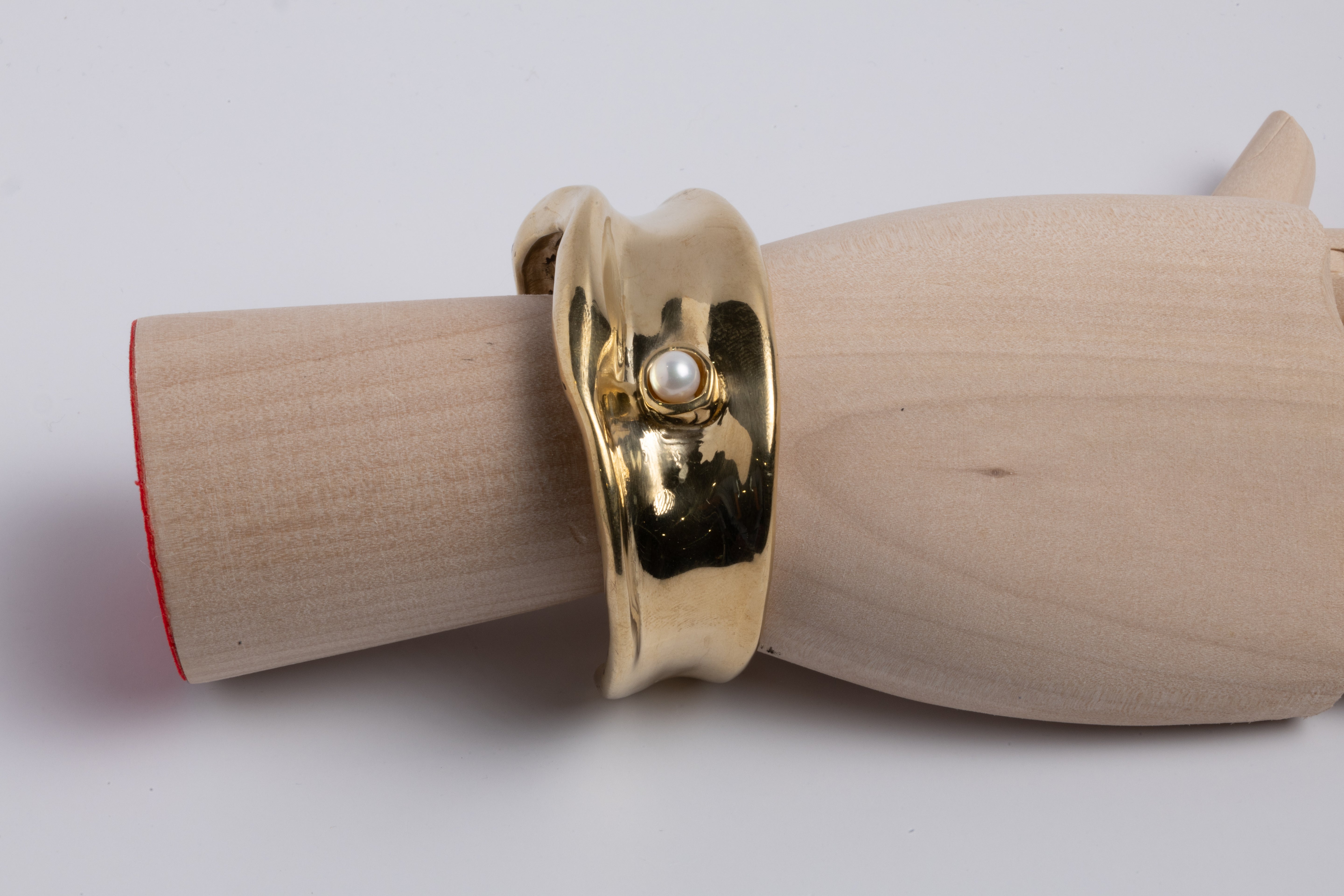 Bracelet Lina — Manchette Plaqué Or 14k avec Perle d’Eau Douce