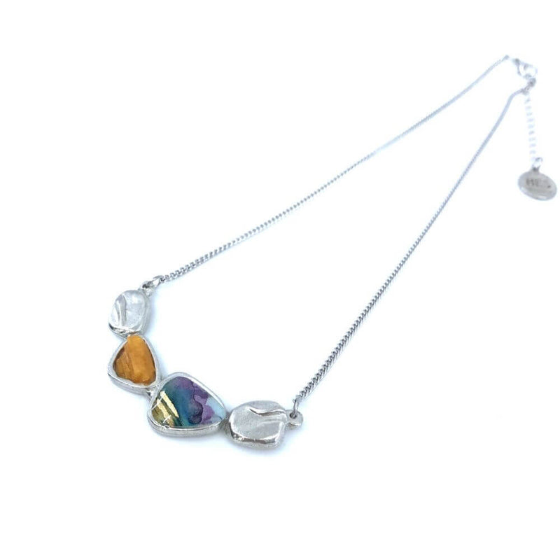 P218-Pendentif galet de rivière violet et or