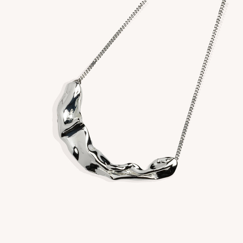Pendentif Béa plaqué argent – Collier moderne sculptural