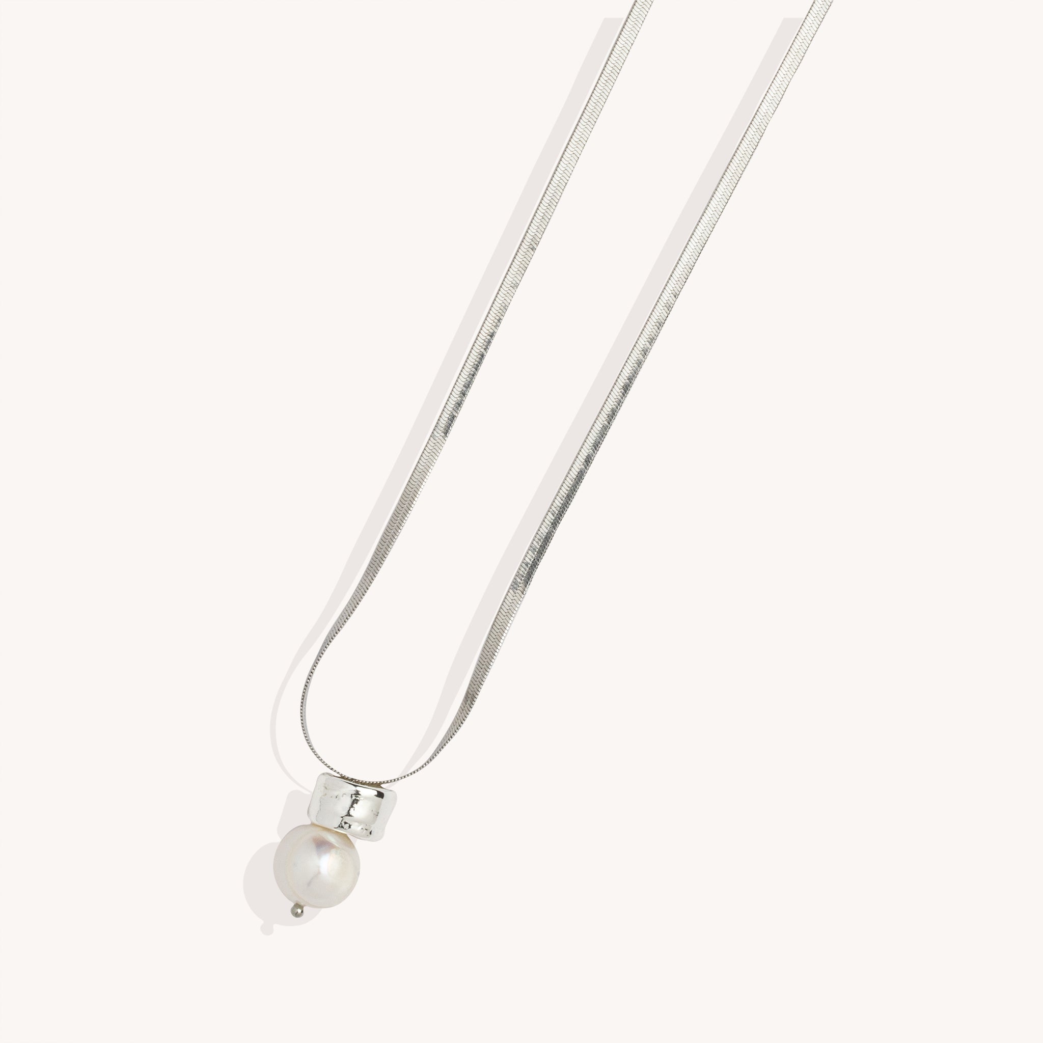Mini Simone pendant with white pearl, silver-plated – Delicate pearl necklace
