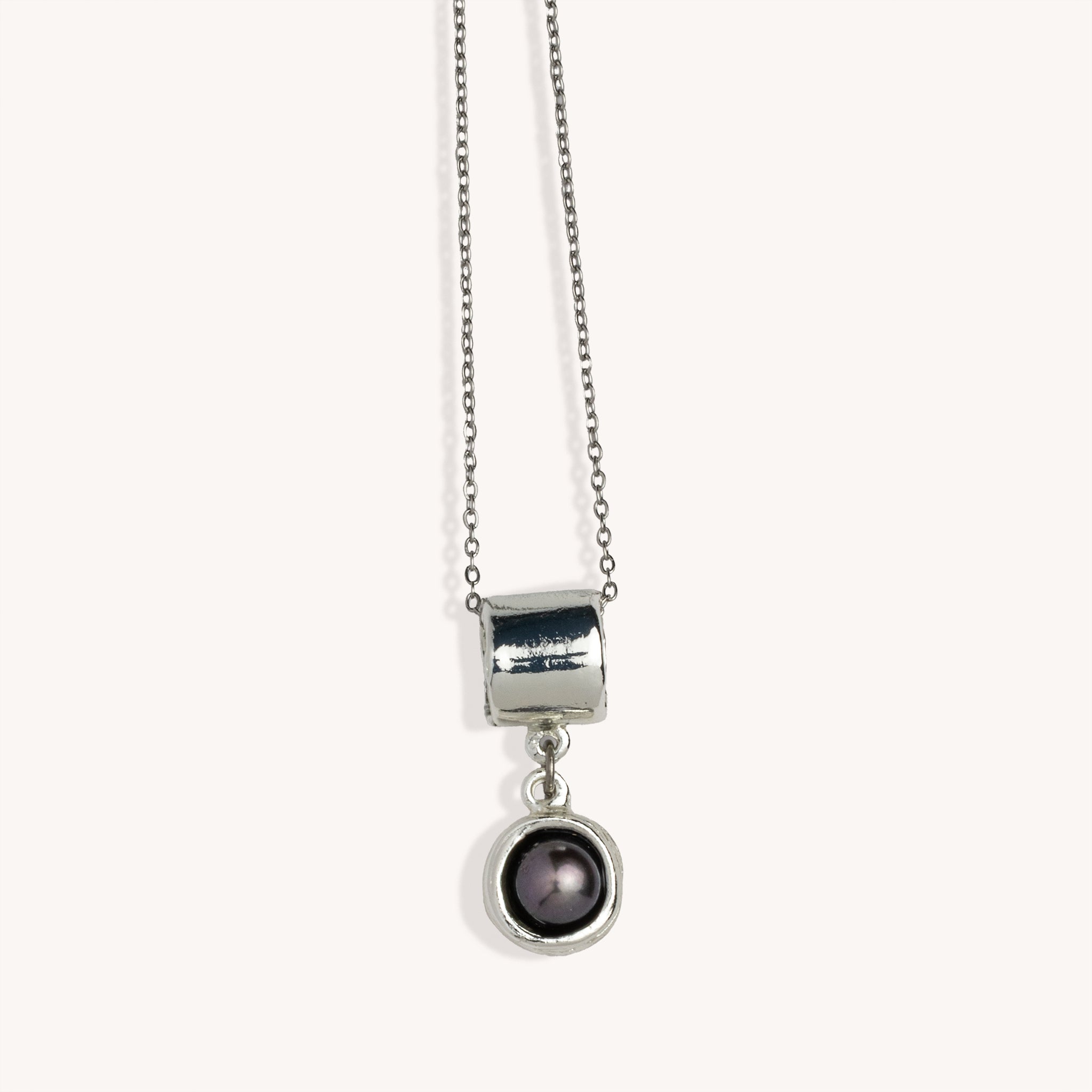 Simone pendant with black pearl and silver plating – Modern pearl necklace
